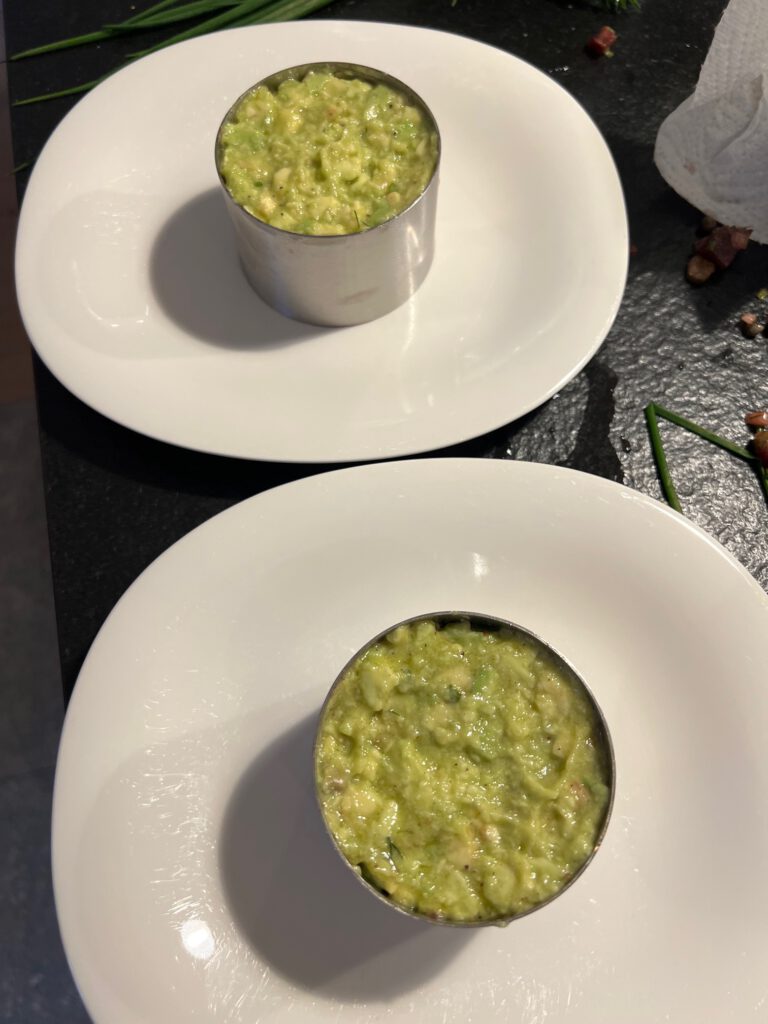 Rote Beete Tartar mit Avocado Creme