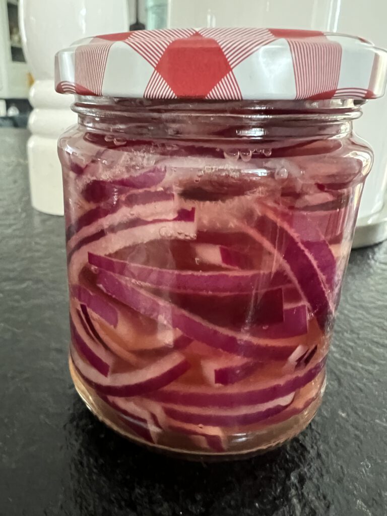 Eingelegte rote Zwiebeln