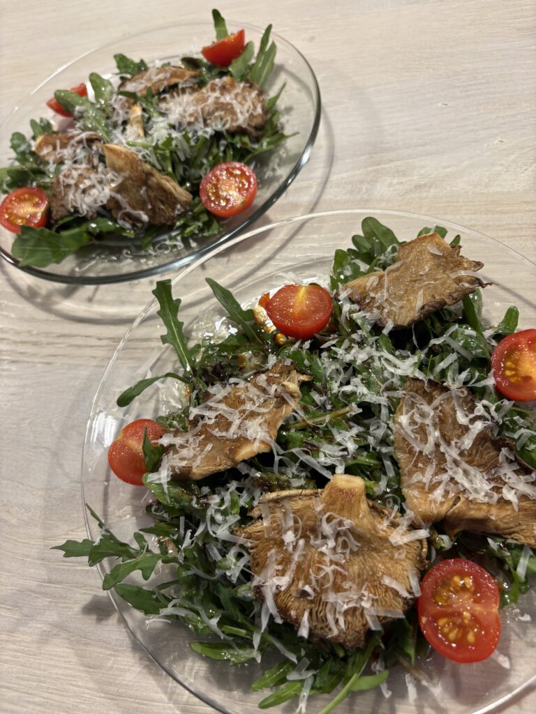 Rucola mit gebratenen Austernpilzen