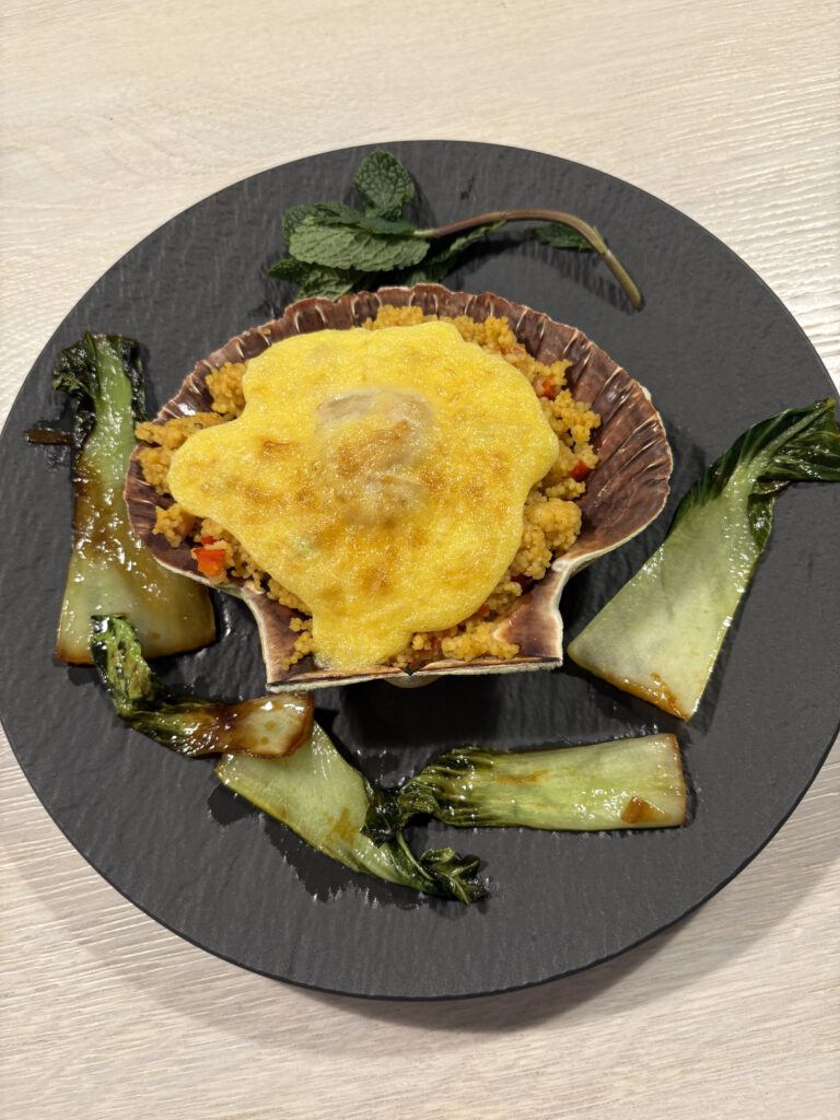 Gratinierte Jacobsmuschel auf Couscous & Pak Choi
