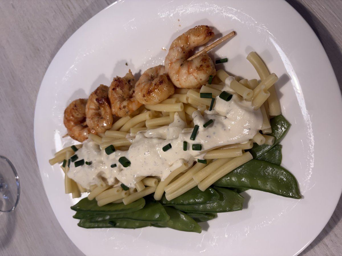 Nudeln mit Garnelen-Spießchen und Peperoni-Käsecreme