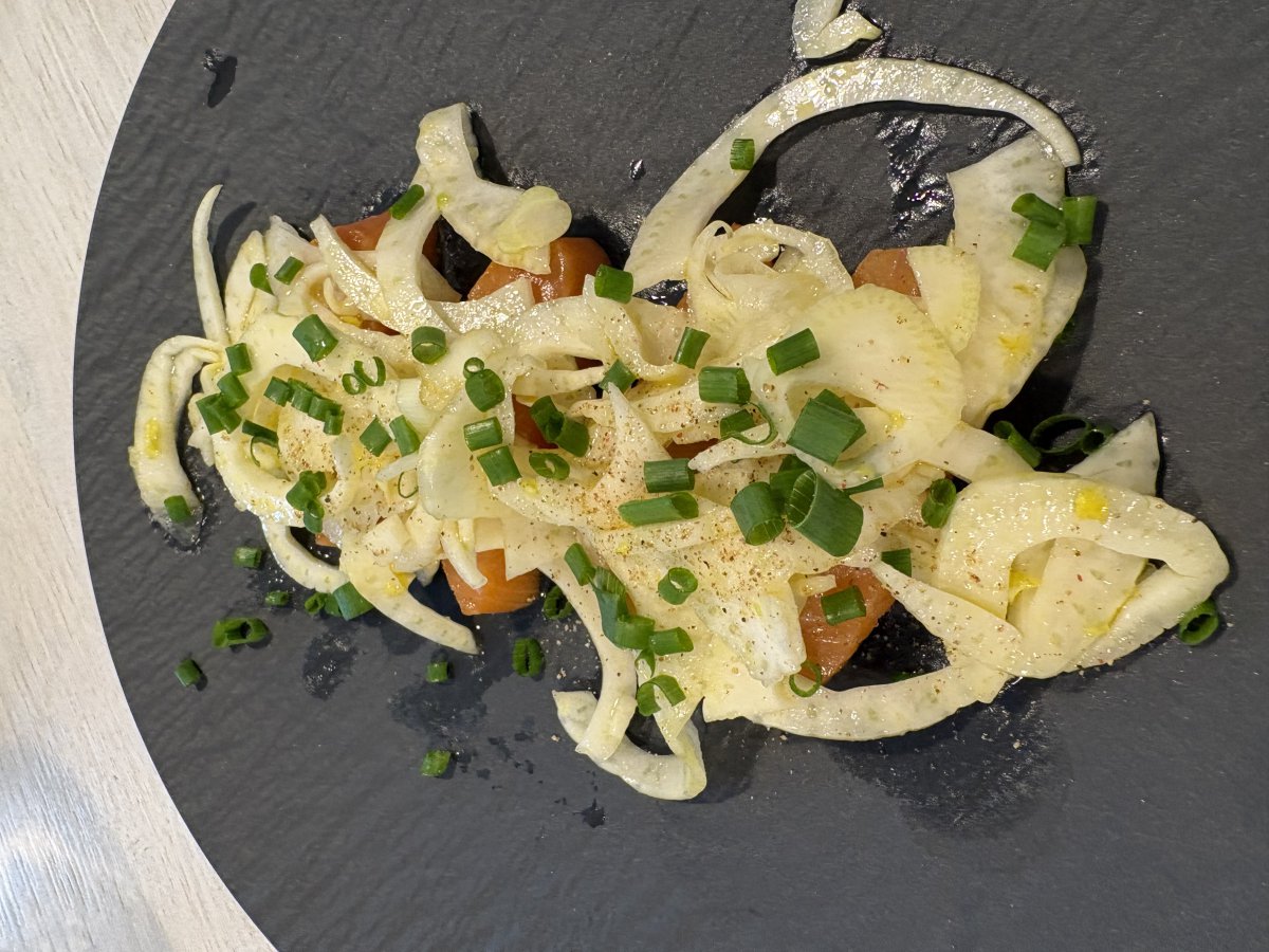 Lachs-Sashimi mit heißem Olivenöl und Fenchel