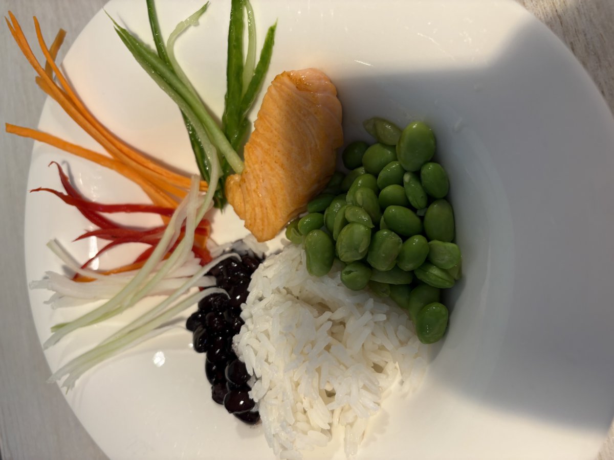 Lachs-Bowl mit Gemüsestreifen und Reis
