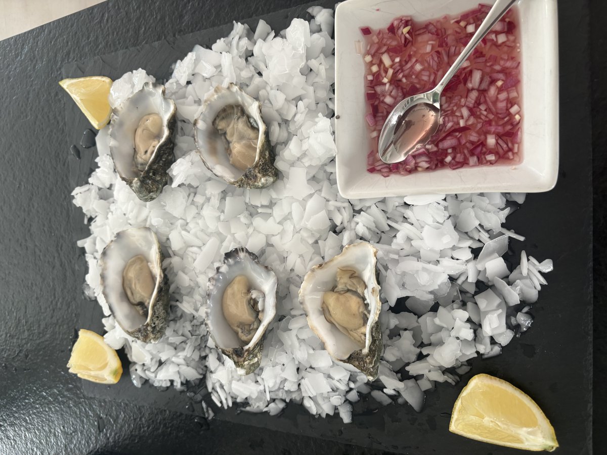 Fin de Claire Austern mit roter Zwiebel-Vinaigrette