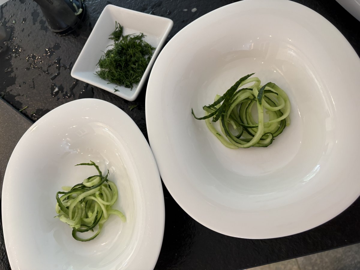 Forellenrahmsüppchen mit Forellen-Lachs-Tatar und Gurkenspaghetti