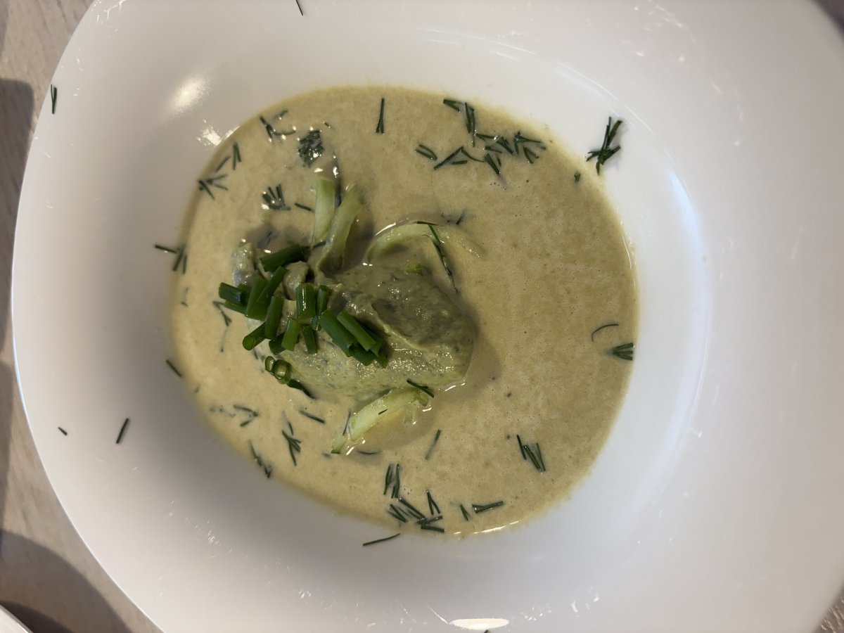 Forellenrahmsüppchen mit Forellen-Lachs-Tatar und Gurkenspaghetti