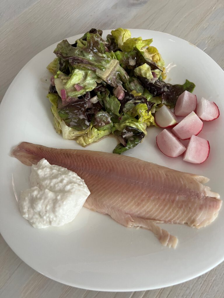 Salat mit geräucherter Forelle