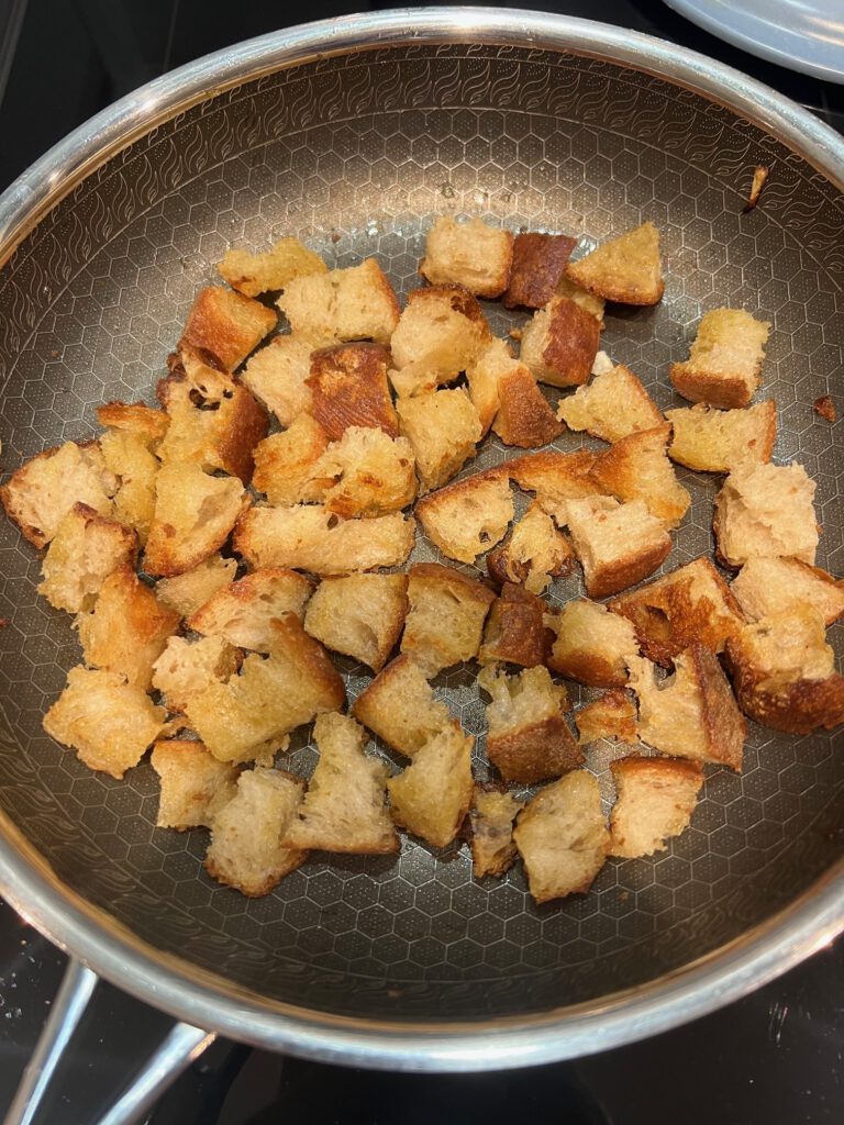 Ackersalat mit Croutons