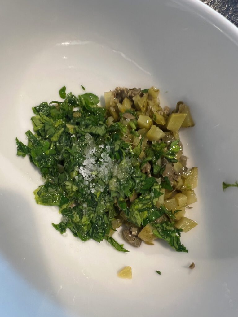 Pan con tomate, sardinas y salsa verde