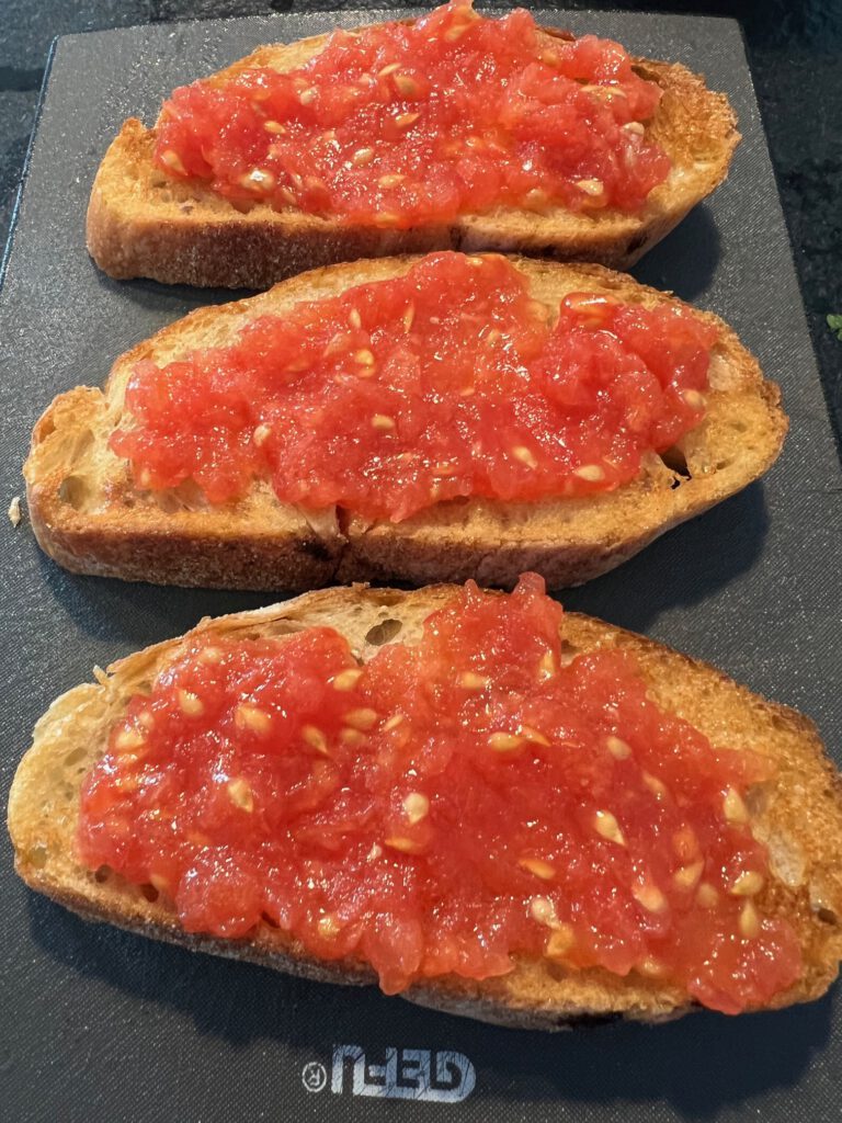 Pan con tomate, sardinas y salsa verde