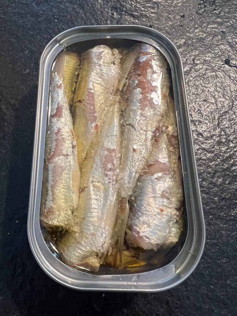 Pan con tomate, sardinas y salsa verde