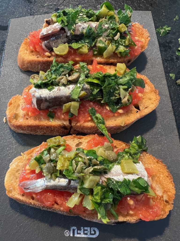 Pan con tomate, sardinas y salsa verde