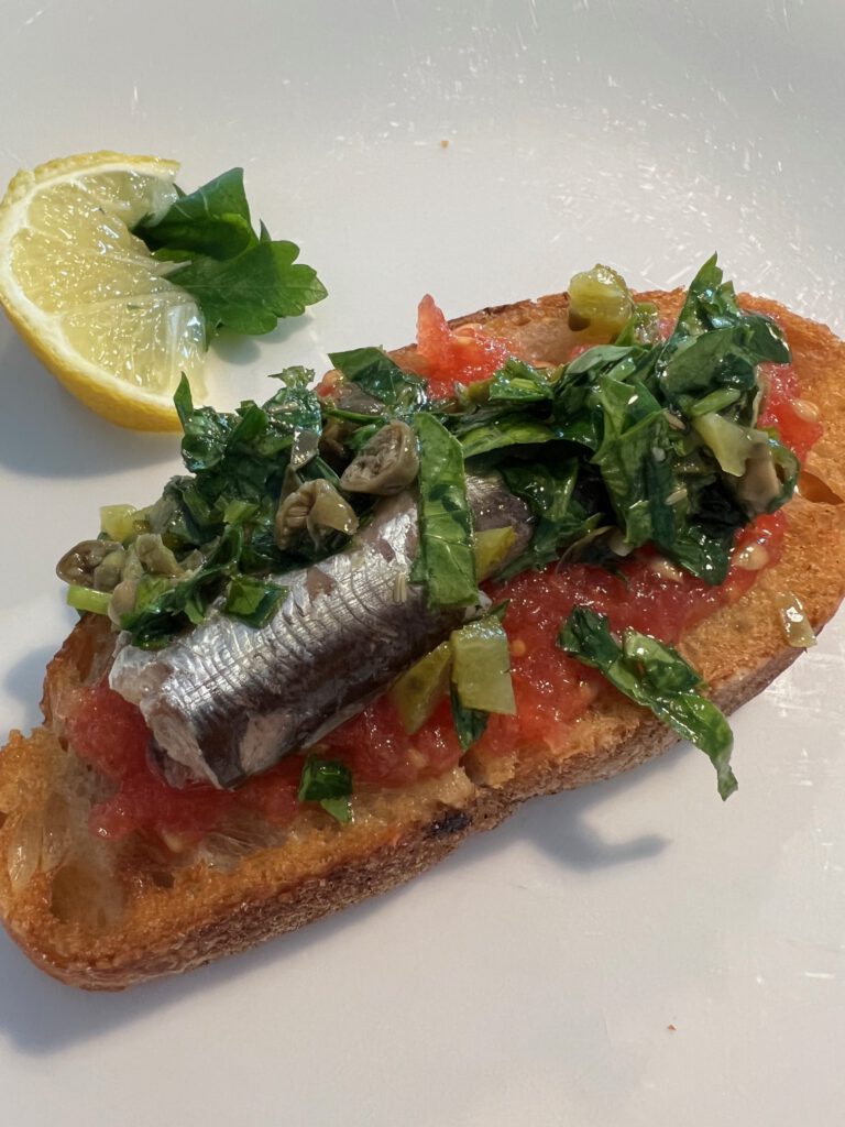 Pan con tomate, sardinas y salsa verde