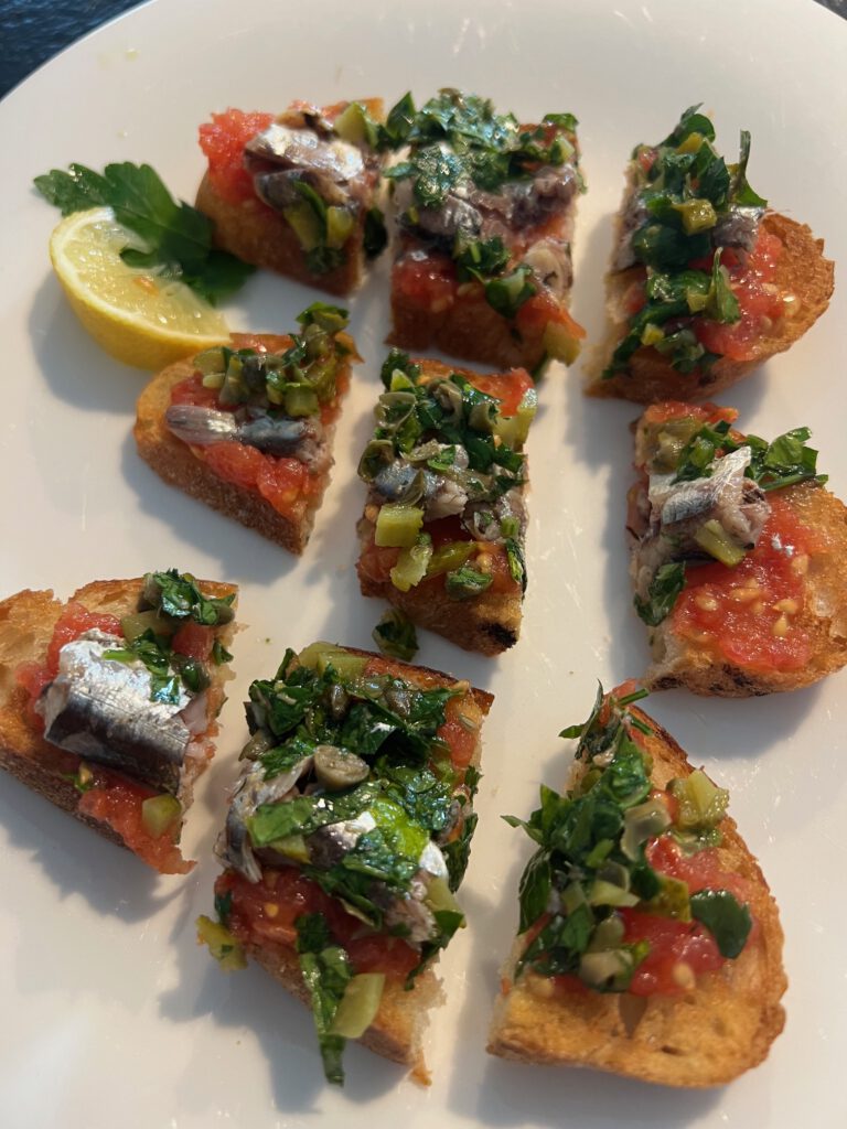Pan con tomate, sardinas y salsa verde