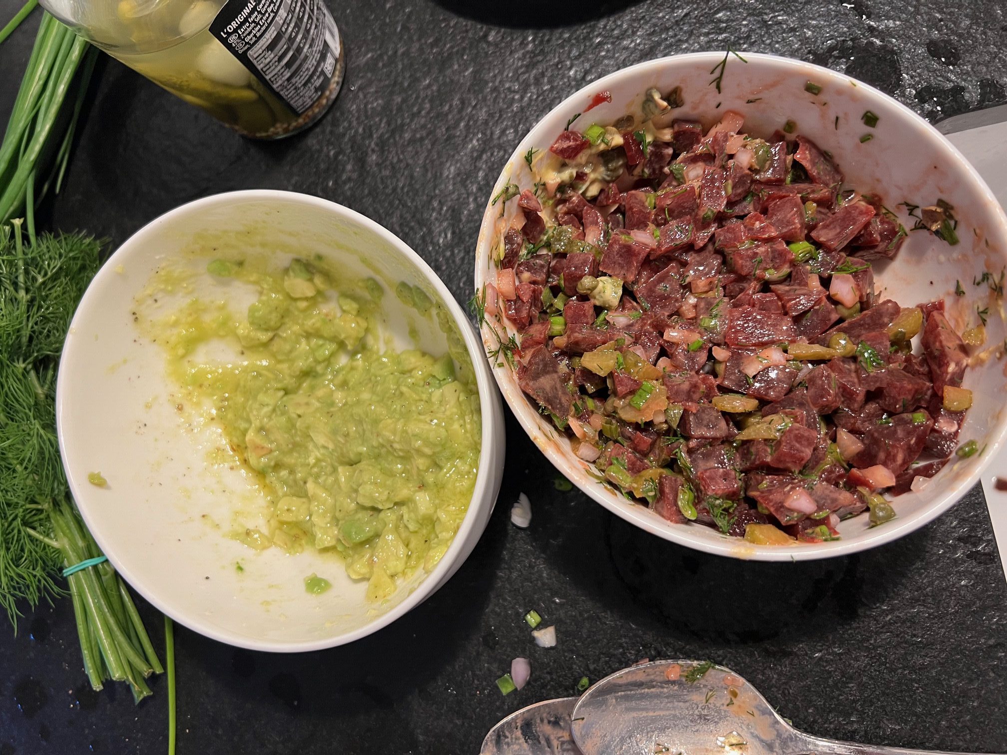 Rote Beete Tartar mit Avocado Creme