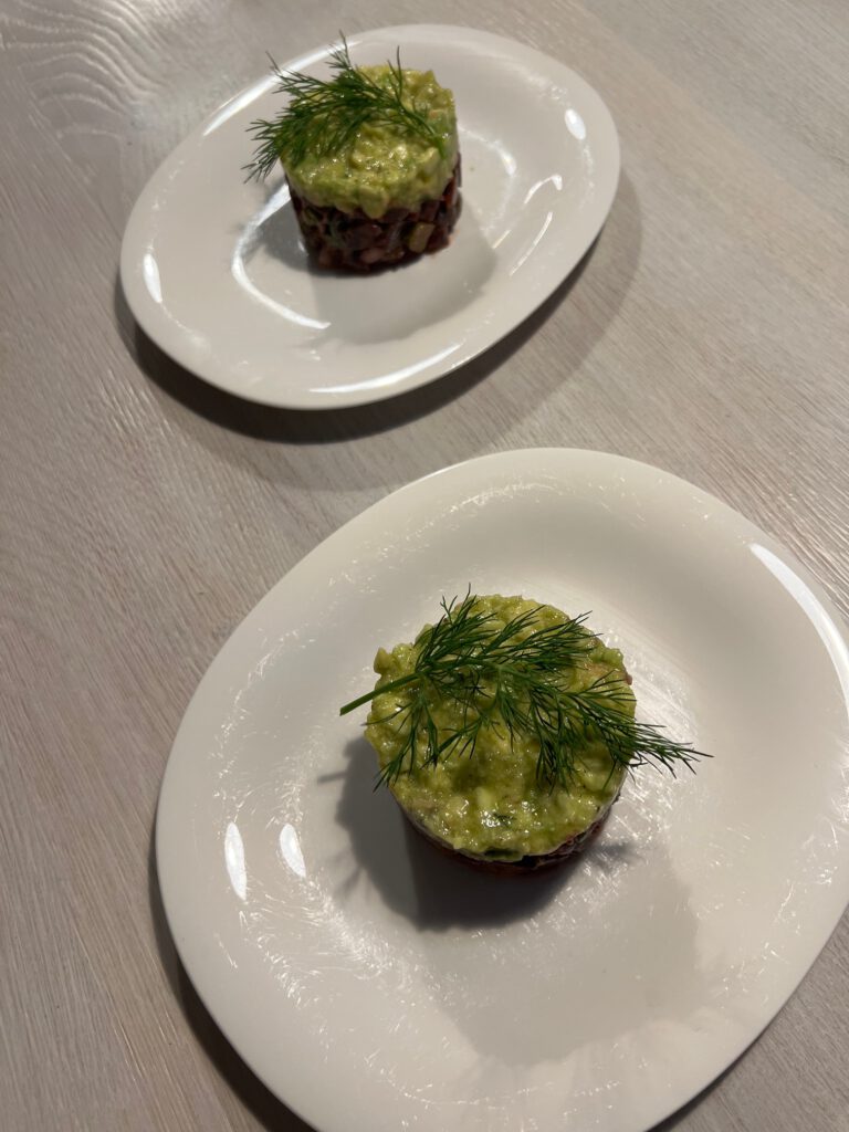 Rote Beete Tartar mit Avocado Creme