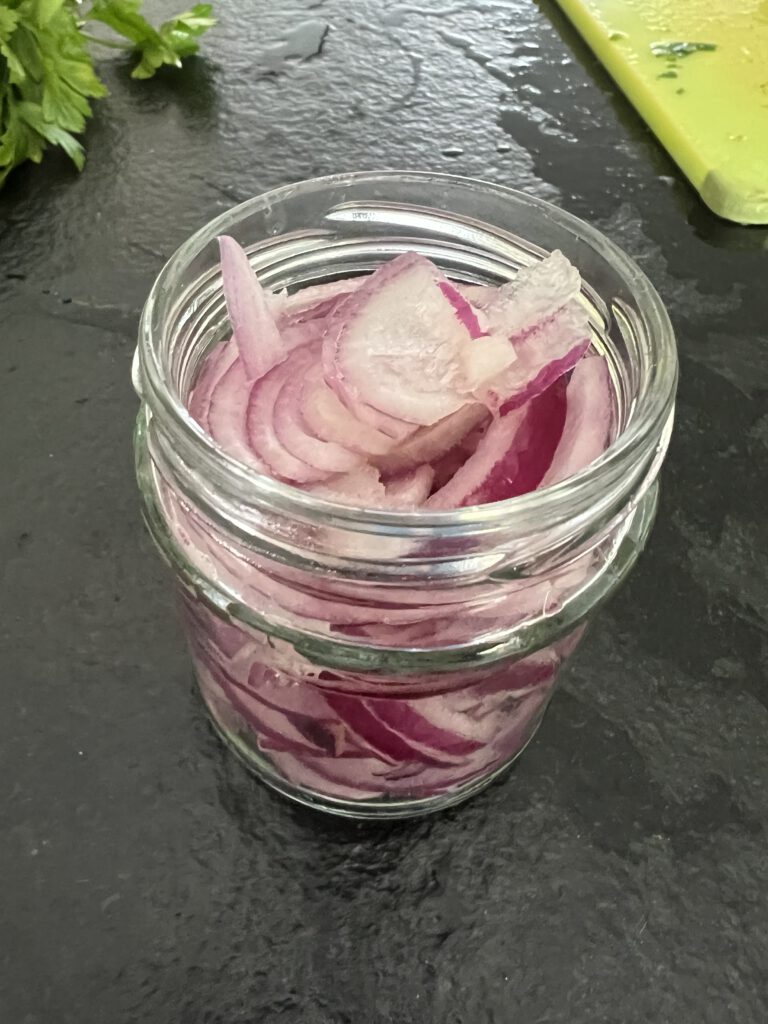 Eingelegte rote Zwiebeln