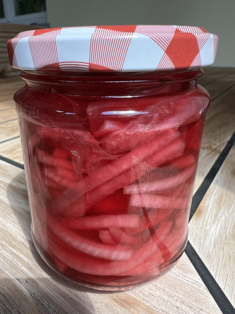 Eingelegte rote Zwiebeln