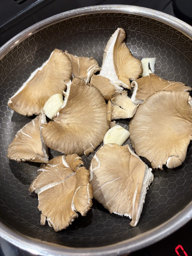 Rucola mit gebratenen Austernpilzen