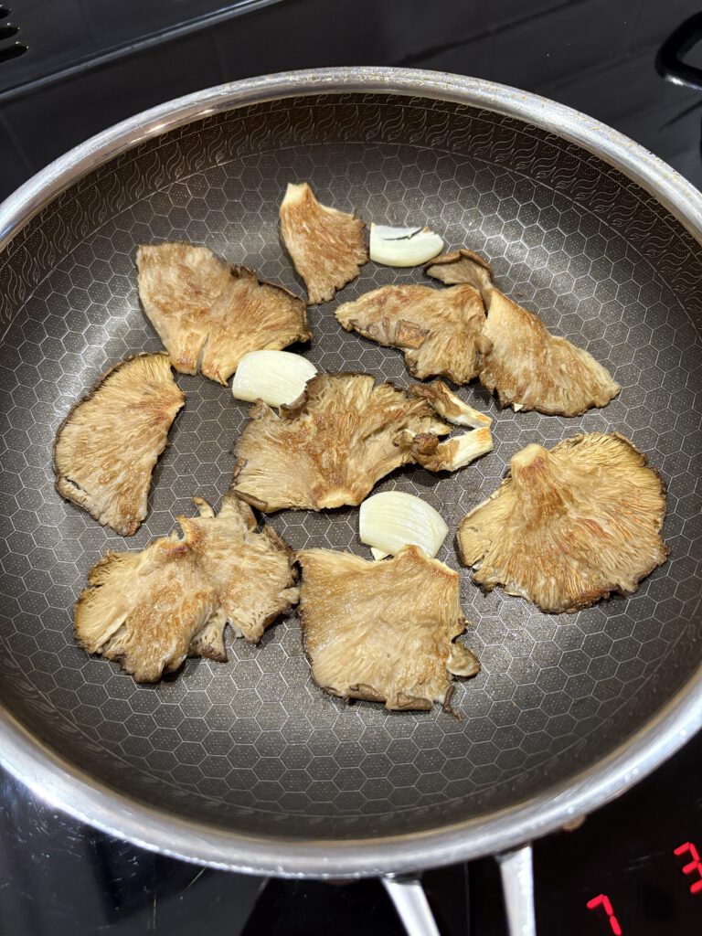 Rucola mit gebratenen Austernpilzen