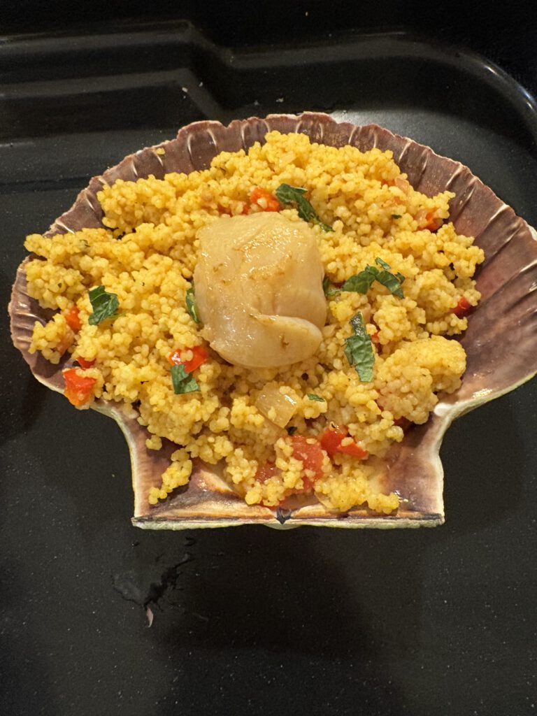 Gratinierte Jacobsmuschel auf Couscous & Pak Choi