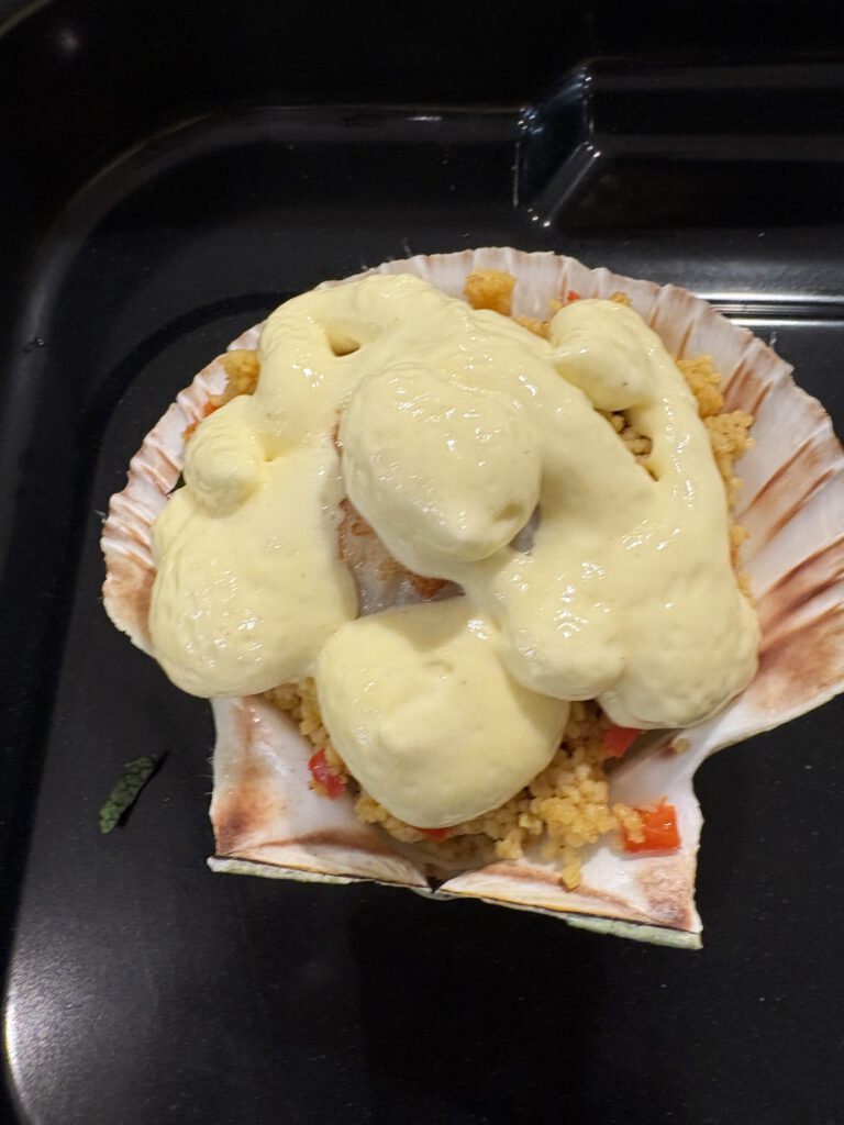 Gratinierte Jacobsmuschel auf Couscous & Pak Choi