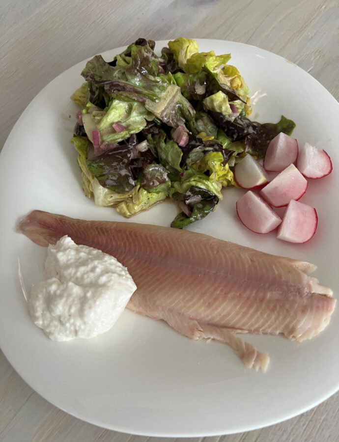 Salat mit geräucherter Forelle