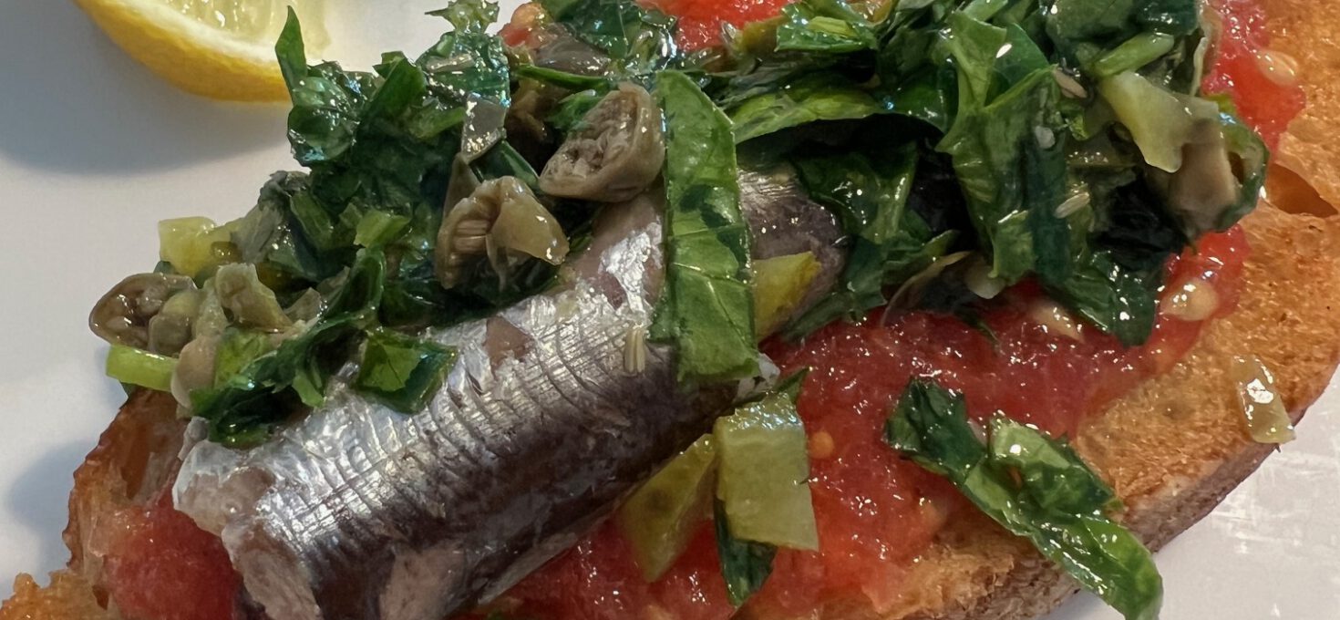 Pan con tomate, sardinas y salsa verde