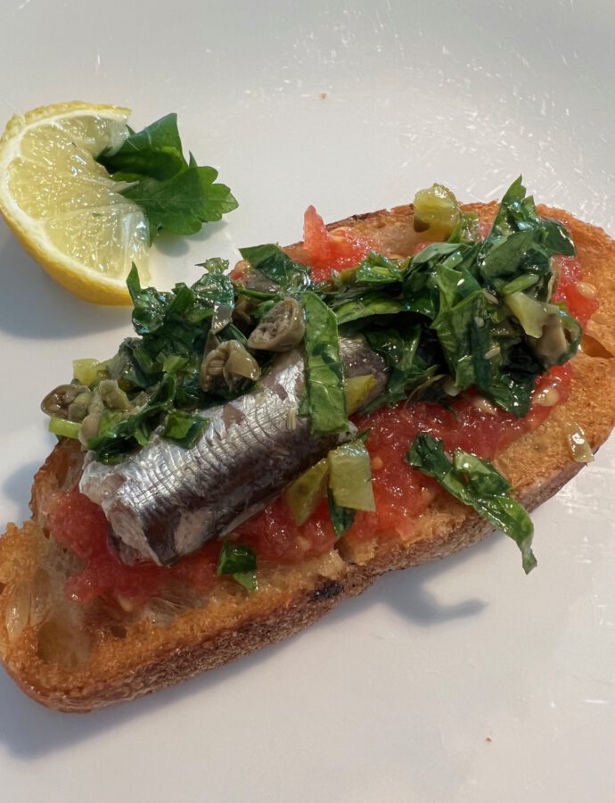 Pan con tomate, sardinas y salsa verde