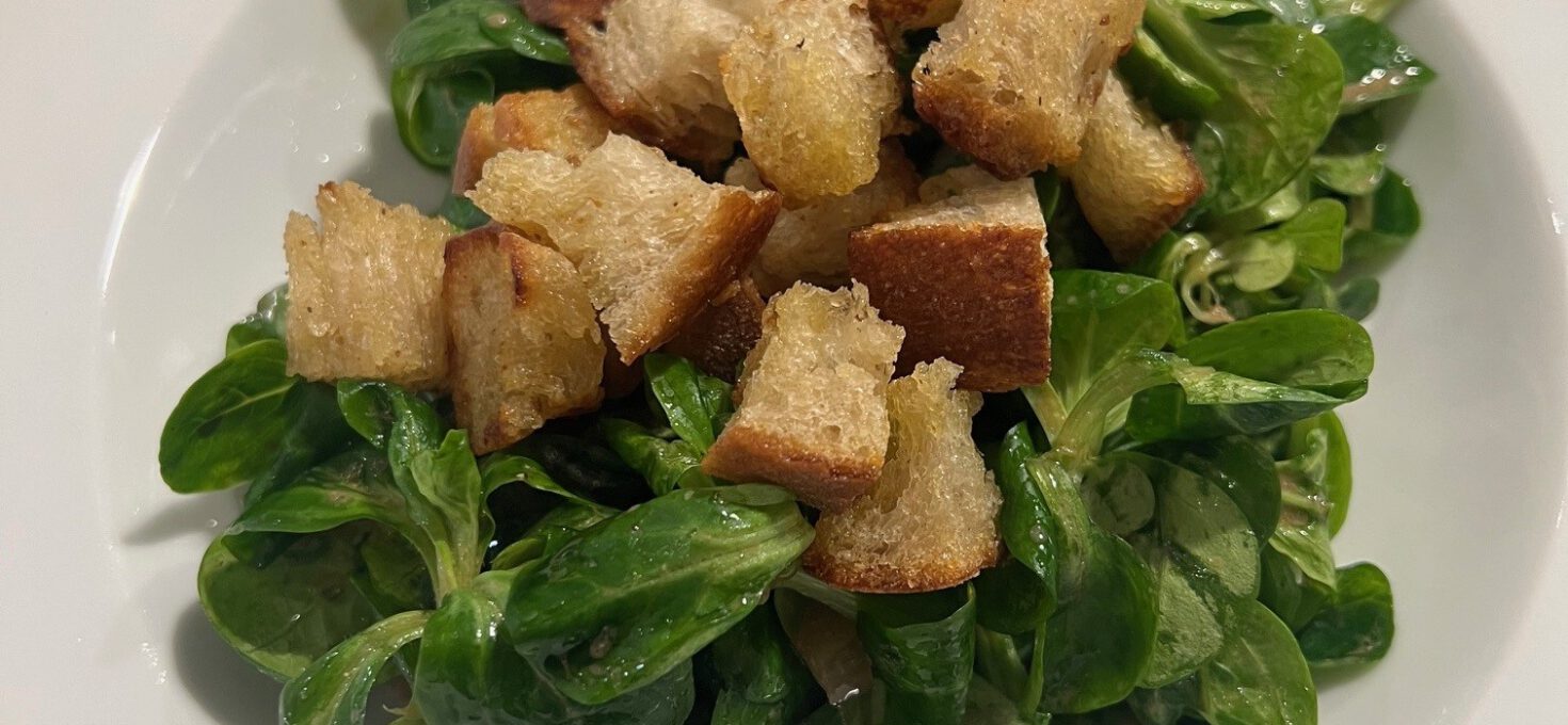 Ackersalat mit Croutons