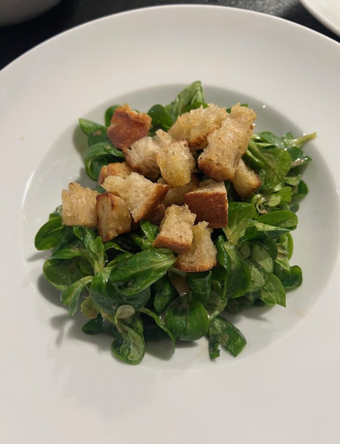 Ackersalat mit Croutons