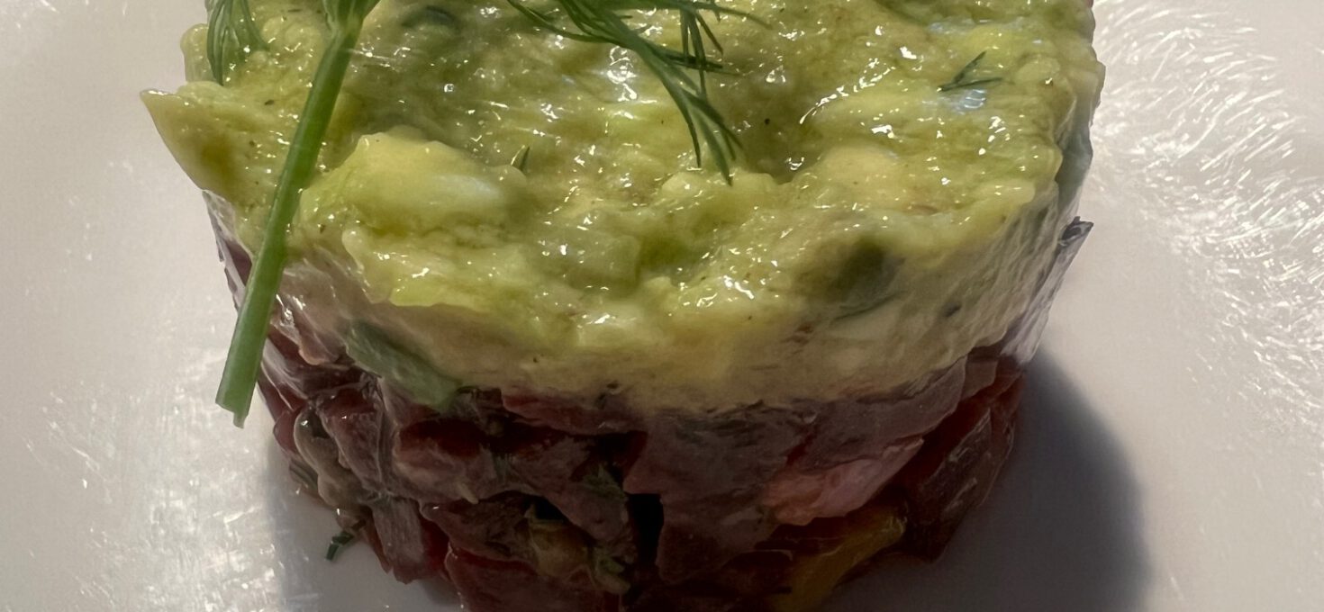 Rote Beete Tartar mit Avocado Creme
