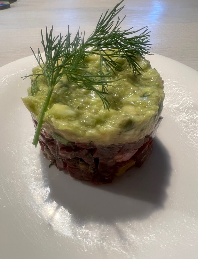 Rote Beete Tartar mit Avocado Creme