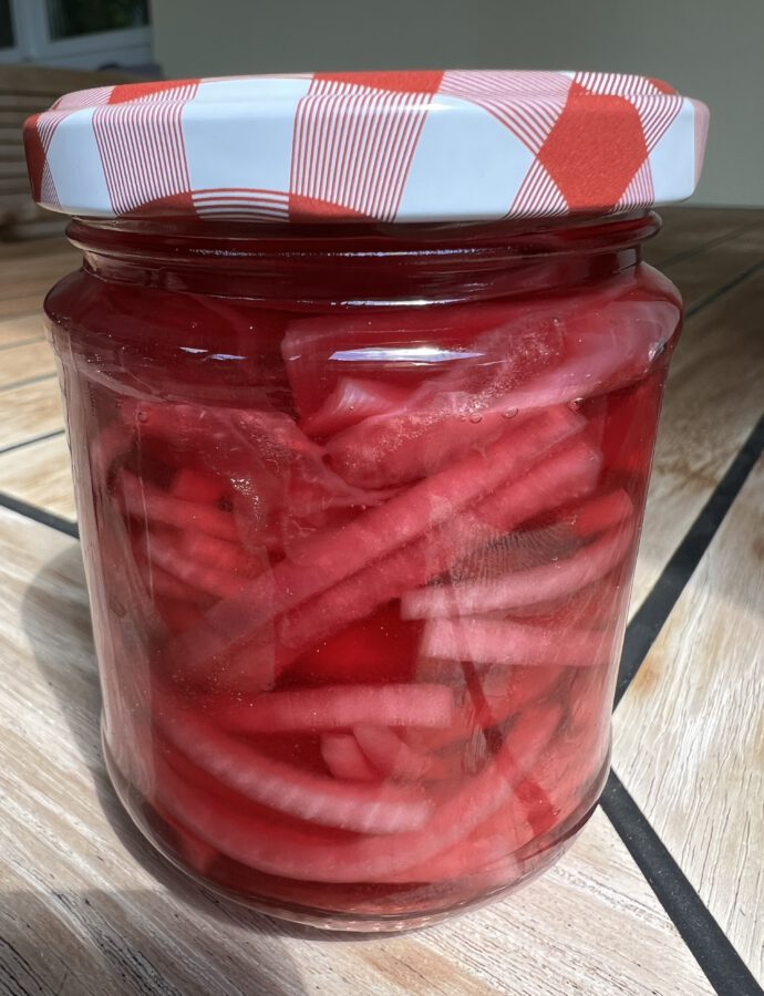 Eingelegte rote Zwiebeln