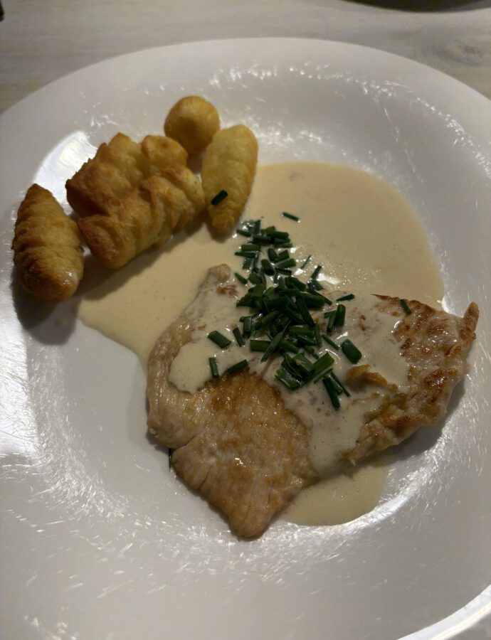 Putensteak in Käsesauce