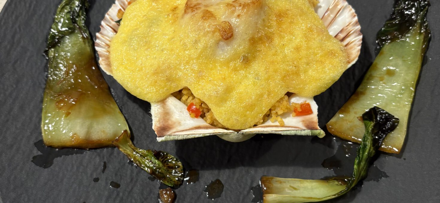 Gratinierte Jacobsmuschel auf Couscous & Pak Choi