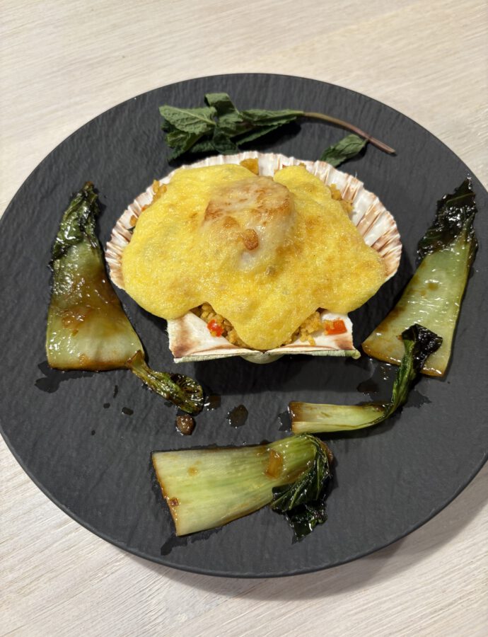 Gratinierte Jacobsmuschel auf Couscous & Pak Choi